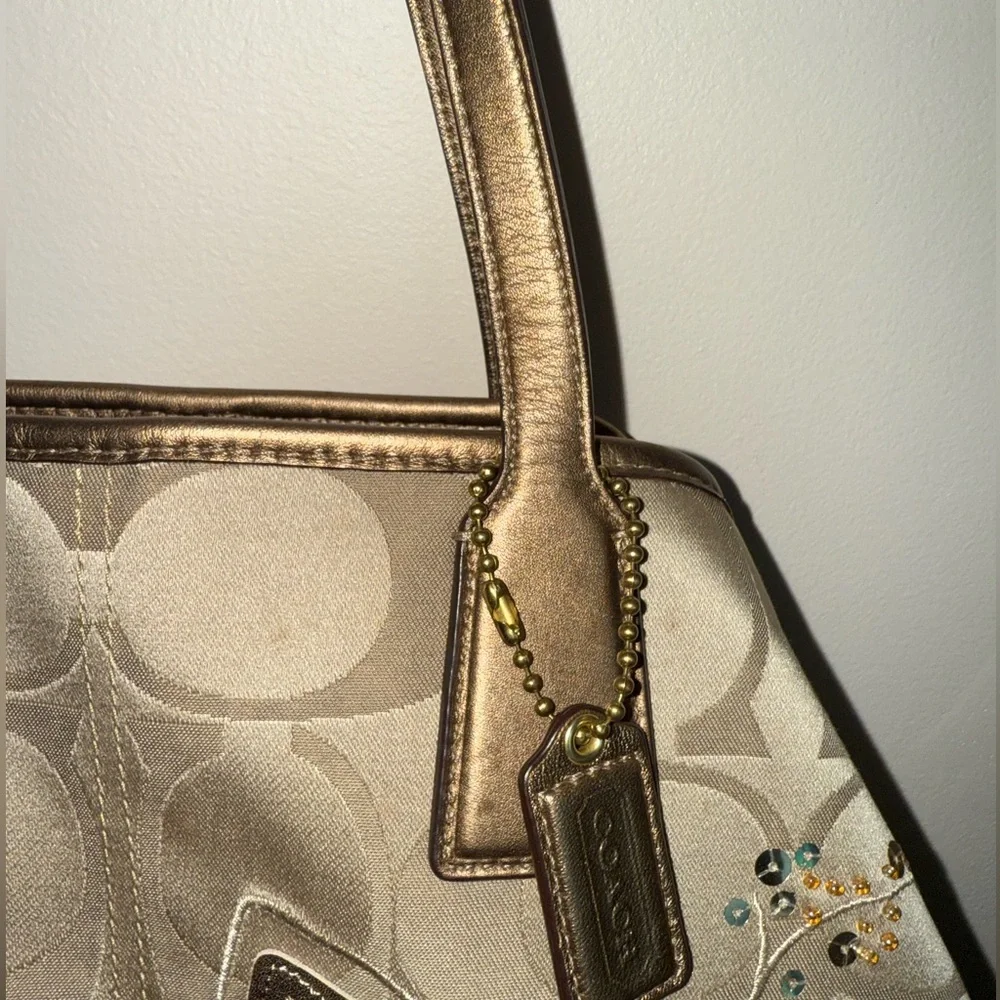 Coach Kisslock Shoulder Bag with Embossed Flowers and Lavender Interior - Picture 4 of 17